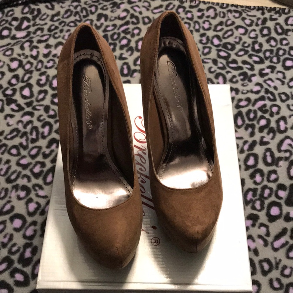 Breckelle’s Suede Pumps